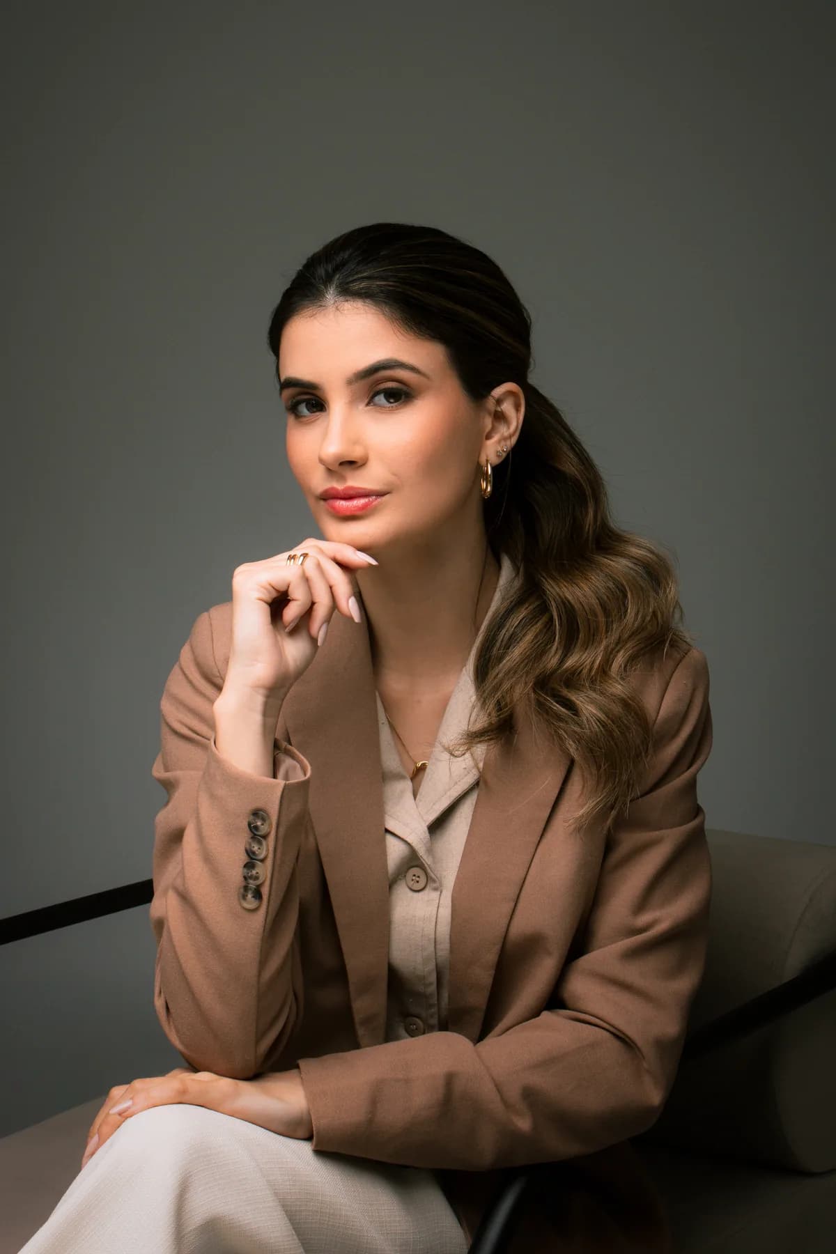 Lash designer aplicando extensão de cílios premium com técnica de visagismo
